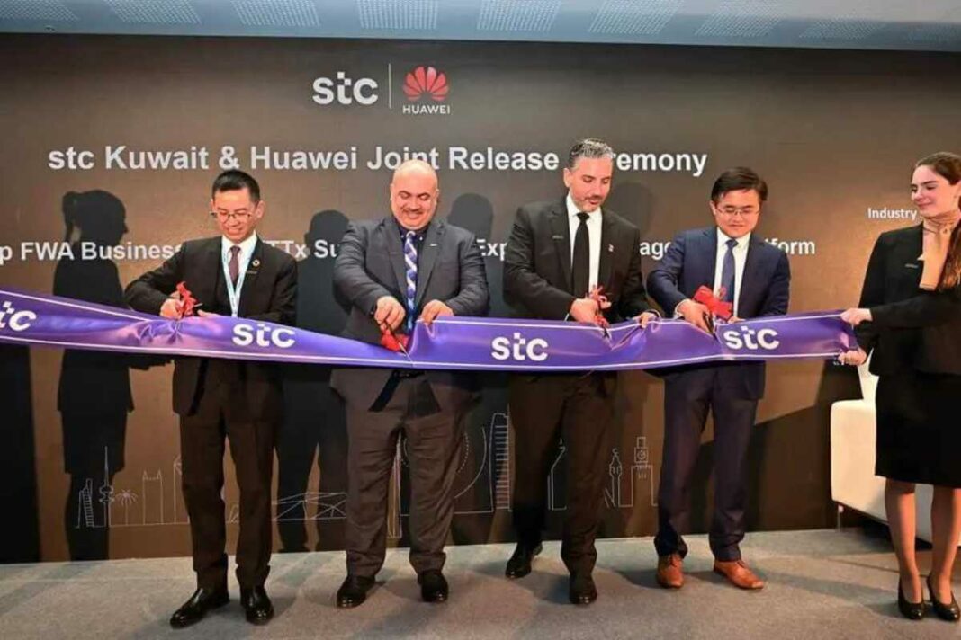 Officials at STC-Huawei joint event ribbon cutting ceremony.