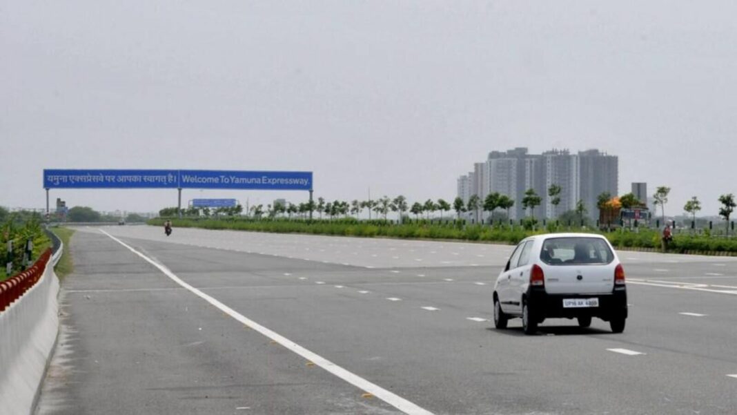 Car on Yamuna Expressway with welcome sign.
