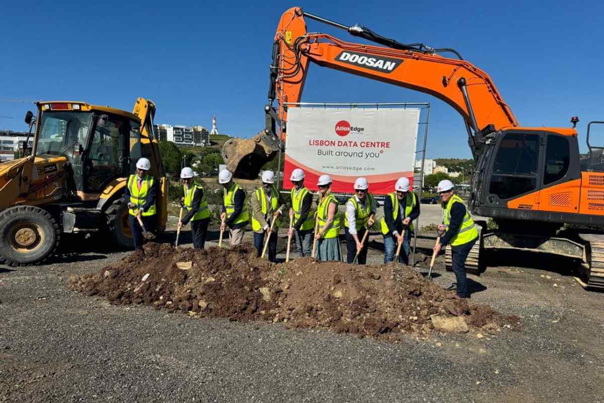 Construction workers at Lisbon Data Centre groundbreaking.