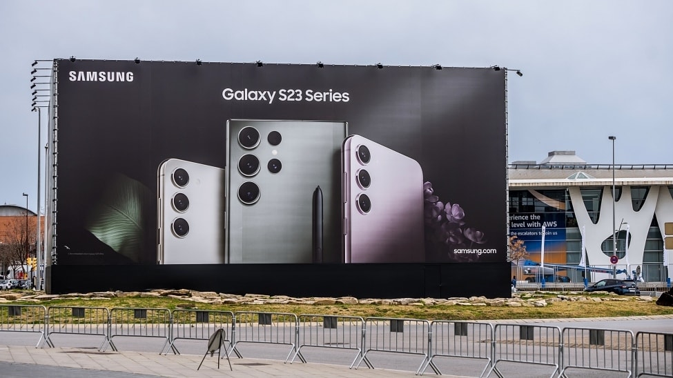 Billboard displaying Samsung Galaxy S23 Series smartphones.