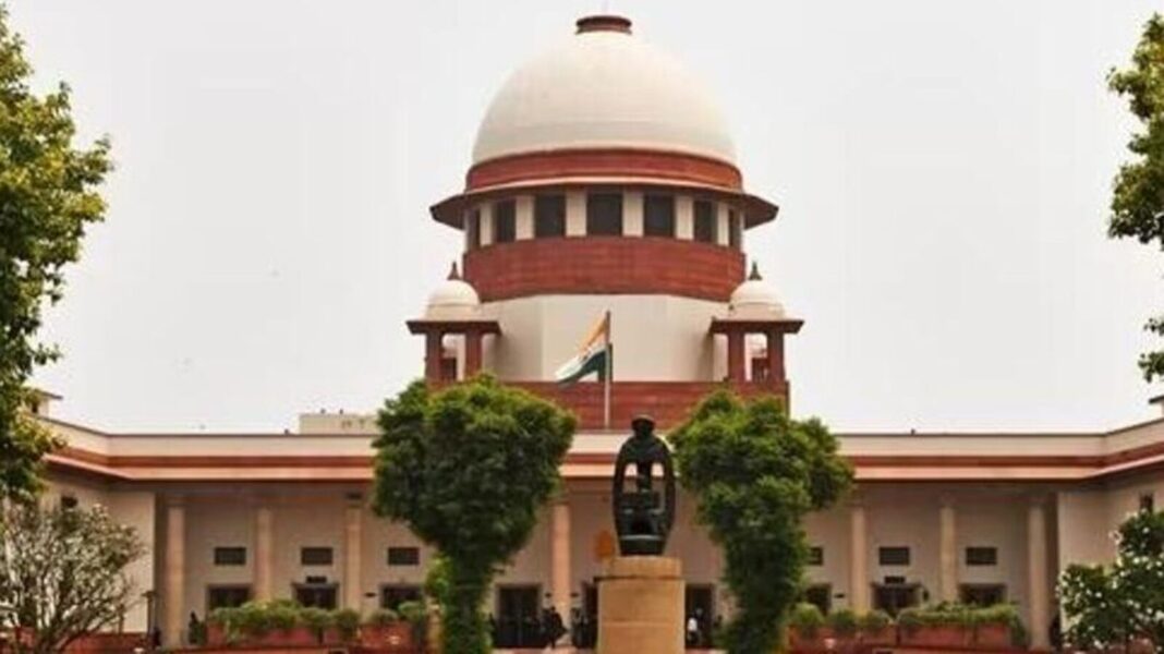Indian Supreme Court building facade with flag and statue.