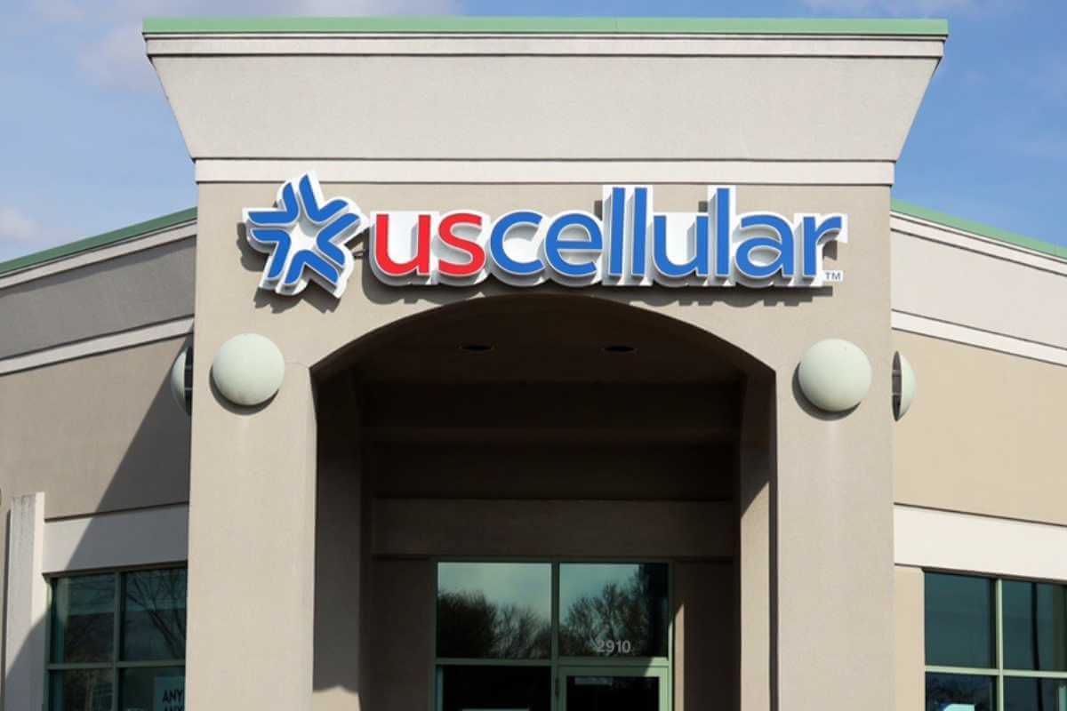 UScellular store entrance signage.