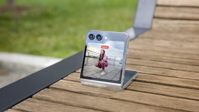 Samsung seeks patent for rollable display on flip smartphones